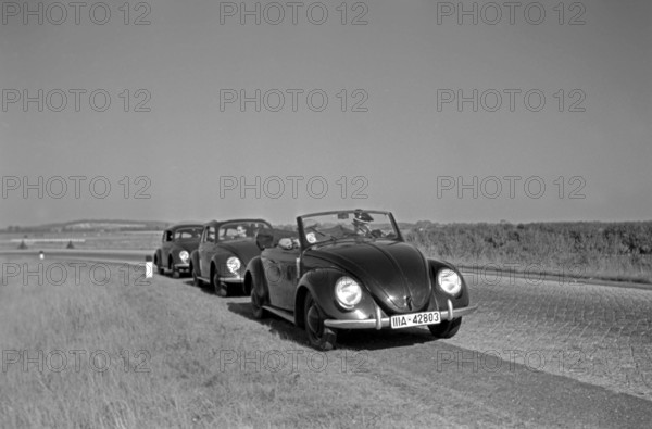KdF Wagen Drei Modelle des Volkswagen Käfer, oder KdF Wagen, mit offenem und geschlossenem Dach und als Cabrio am Rande
