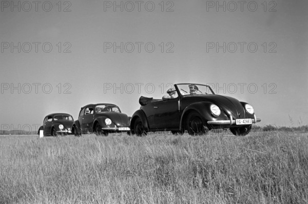 KdF Wagen Drei Modelle des Volkswagen Käfer, oder KdF Wagen, mit offenem und geschlossenem Dach und als Cabrio am Rande
