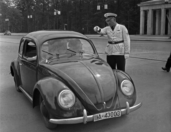 Volkswagen Unterwegs mit dem KdF-Wagen, dem Volkswagen Käfer, Deutschland 1930er Jahre. Travelling by car in the Volkswa