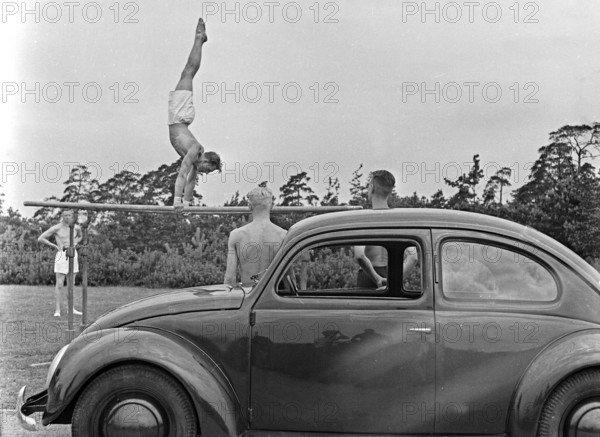 Volkswagen Unterwegs mit dem KdF-Wagen, dem Volkswagen Käfer, Deutschland 1930er Jahre. Travelling by car in the Volkswa
