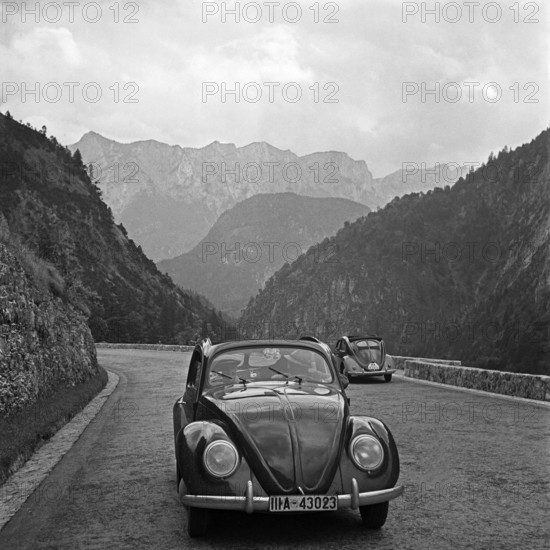 Volkswagen Unterwegs mit dem KdF-Wagen, dem Volkswagen Käfer, Deutschland 1930er Jahre. Travelling by car in the Volkswa