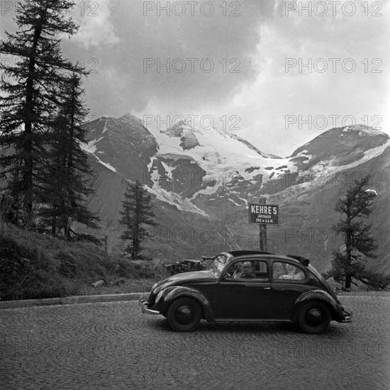 Volkswagen Unterwegs mit dem KdF-Wagen, dem Volkswagen Käfer, Deutschland 1930er Jahre. Travelling by car in the Volkswa