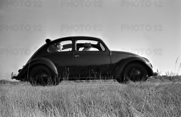 KdF Wagen Der Volkswagen Käfer, oder KdF Wagen, mit offenem Dach auf einer Teststrecke bei Wolfsburg, Deutschland 1930er