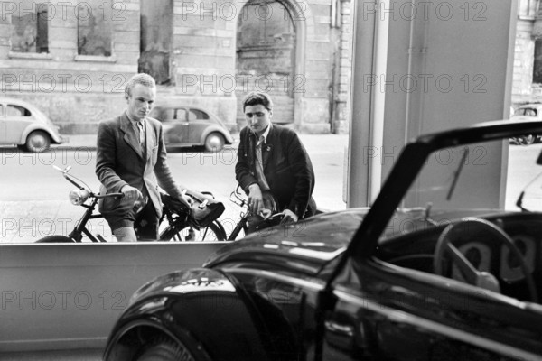 Volkswagen Cabrio 1949. Das neue VW Cabrio steht im Schaufenster. Fotografiert am 06.09.1949 München Bayern Deutschland