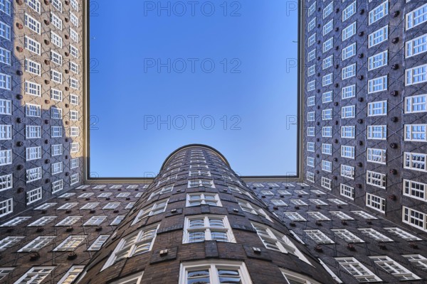 DEU DEUTSCHLAND HAMBURG Gebäude der Sprinkenhof AG im Hamburger Kontorhausviertel im Abendlicht