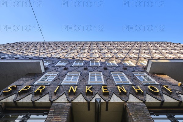 DEU DEUTSCHLAND HAMBURG Gebäude der Sprinkenhof AG im Hamburger Kontorhausviertel im Abendlicht