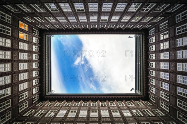 Innenhof vom Chilehaus in der Altstadt von Hamburg Deutschland Europa *** Inner courtyard of the