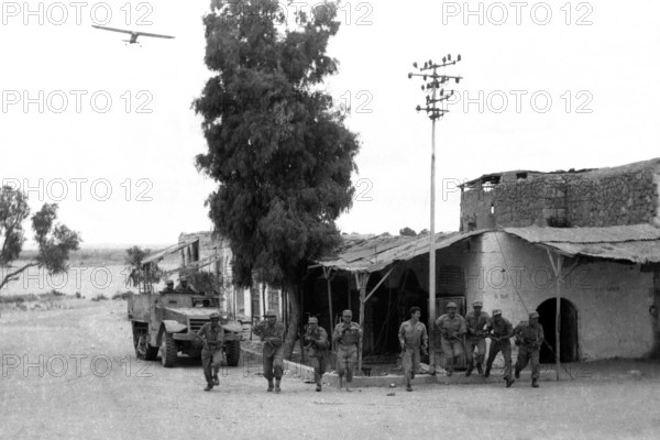 Israel / Palestine: Israeli soldiers advancing to capture Beersheba, Arab-Israeli War, 20 October 1948 Operation Yoav (a