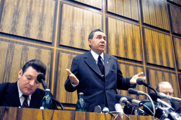 Bildnummer: 52590459 Datum: 22.10.1985 Copyright: imago/Sven Simon
Außenminister Andrei Gromyko (UdSSR) , Personen , Highlight; 1985, Politik, Gestik; , quer, Kbdia, Gruppenbild, Randbild, People
Bildnummer 52590459 Date 22 10 1985 Copyright Imago Sven Simon Foreign Minister Andrei Gromyko USSR People Highlight 1985 politics Gesture horizontal Kbdia Group photo Edge image Celebrities