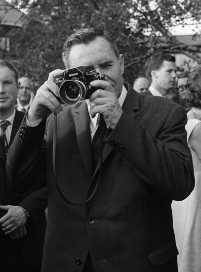 Bildnummer: 53201414 Datum: 09.07.1979 Copyright: imago/Sven Simon
Außenminister Andrej Gromyko (Sowjetunion/KPdSU) fotografiert mit seiner Nikon F in Bonn, Personen; 1979, Bonn, Russland, Politik, sw; , hoch, Kbneg, Einzelbild, Randbild, People o0 Fotokamera
Bildnummer 53201414 Date 09 07 1979 Copyright Imago Sven Simon Foreign Minister Andrej Gromyko Soviet Union CPSU photographed with his Nikon F in Bonn People 1979 Bonn Russia politics black and white vertical Kbneg Single Edge image Celebrities o0 Camera