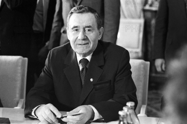 Bildnummer: 52357255 Datum: 22.05.1984 Copyright: imago/bonn-sequenz
Außenminister Andrej Gromyko (UdSSR) in Moskau, Personen; 1984, sw, Moskau, Politiker, Politik, lächeln, Union der sozialistischen Sowjetrepubliken , Sowjetunion; , quer, Kbneg, Einzelbild, close, Randbild, People
