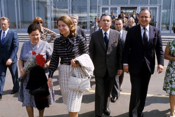 Bildnummer: 52553068 Datum: 21.05.1984 Copyright: imago/Sven Simon
Außenminister Hans-Dietrich Genscher (re., Deutschland/FDP) mit Ehefrau Barbara (2.v.li.), Andrej Gromyko (2.v.re., UdSSR/Vorsitzender des Präsidiums des Obersten Sowjets) und dessen Ehefrau in Moskau , Personen; 1984, Politik, Politik, Frau; , quer, Kbdia, Gruppenbild, Randbild, People; Aufnahmedatum geschätzt
Bildnummer 52553068 Date 21 05 1984 Copyright Imago Sven Simon Foreign Minister Hans Dietrich Genscher Re Germany FDP with Wife Barbara 2 V Li Andrej Gromyko 2 V Re USSR Chairman the Bureau the Supreme Soviets and it Wife in Moscow People 1984 politics politics Woman horizontal Kbdia Group photo Edge image Celebrities date estimated