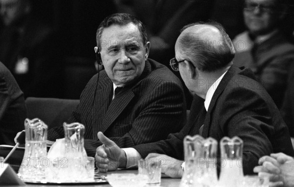 Bildnummer: 50197364 Datum: 11.12.1987 Copyright: imago/Sommer
Andrej Gromyko (Vorsitzender des Präsidiums des Obersten Sowjets) im Gespräch mit Michail Gorbatschow (re./Präsident der Sowjetunion/beide URS), Personen; 1987, Berlin, Politiker, KPdSU, Präsident, Oberster Sowjet, Staatsoberhaupt, Andreij, Andre, Staatschef, Regierungschef, Staatspräsident, , Gorbatchov, Gorbatschov, Gorbatschov; , quer, Kbneg, Gruppenbild, Deutsche Demokratische Republik, Randbild, People, Europa