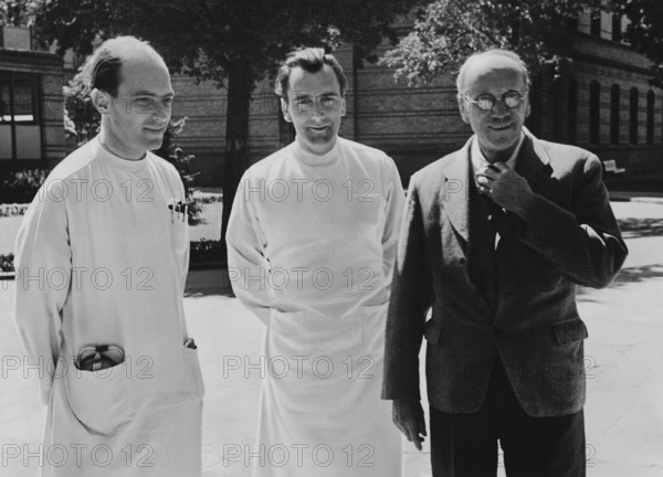Professor Ferdinand Sauerbruch (rechts) mit Kollegen an der Charite in Berlin, Deutschland ca. 1935. German surgeon Ferd