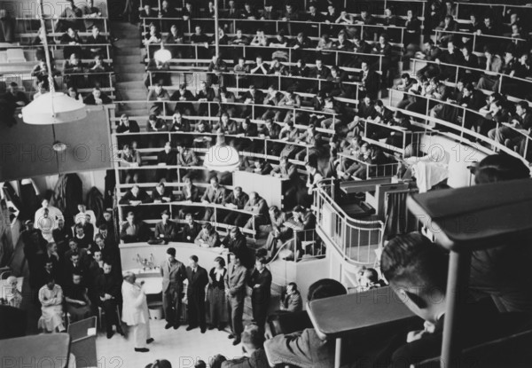 Professor Ferdinand Sauerbruch unterhält sich mit Medizinstudenten im Hörsaal der Charite in Berlin, Deutschland ca. 193
