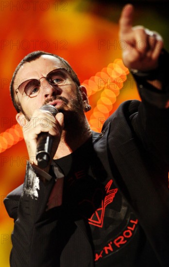 Bildnummer: 55589369 Datum: 12.07.2011 Copyright: imago/snapshot
Sänger Ringo Starr (GBR) während eines Konzerts im Tempodrom in Berlin Local Caption snapshot-photography/GritxRümmler People Kultur Musik Entertainment Aktion xdp x0x 2011 hoch Personen Musik Kunst Musiker Sänger singer vocalist Deutschland Celebrities Berlin Konzert Konzerte Auftritt Auftritte concert concerts stage scene live Pop music musician musicians Aktion Randbild Sängerin Rock vocalistin Kbdig hoch Hochformat Hochformate HF close Einzelbild halfbody Halbfigur Gestik Fingerzeig Highlight
Bildnummer 55589369 Date 12 07 2011 Copyright Imago snapshot Singer Ringo rigid GBR during a Concert in Tempodrom in Berlin Local Caption snapshot Photography GritxRümmler Celebrities Culture Music Entertainment Action shot XDP x0x 2011 vertical People Music Art Musician Singer Singer Vocalist Germany Celebrities Berlin Concert Concerts Appearance Appearances Concert Concerts Stage Scene Live Pop Music Musician Musicians A...