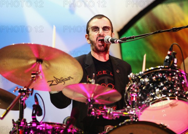 Bildnummer: 55589373 Datum: 12.07.2011 Copyright: imago/snapshot
Sänger und Schlagzeuger Ringo Starr (GBR) während eines Konzerts im Tempodrom in Berlin Local Caption snapshot-photography/GritxRümmler People Kultur Musik Entertainment Aktion xdp x0x 2011 quer premiumd Personen Musik Kunst Musiker Sänger singer vocalist Deutschland Celebrities Berlin Konzert Konzerte Auftritt Auftritte concert concerts stage scene live Pop music musician musicians Aktion Randbild Sängerin Rock vocalistin Kbdig close Einzelbild halfbody Halbfigur drumer Drummer drums drumkit Schlagzeug Schlagzeuger quer Querformat Querformate QF
Bildnummer 55589373 Date 12 07 2011 Copyright Imago snapshot Singer and Drummer Ringo rigid GBR during a Concert in Tempodrom in Berlin Local Caption snapshot Photography GritxRümmler Celebrities Culture Music Entertainment Action shot XDP x0x 2011 horizontal premiumd People Music Art Musician Singer Singer Vocalist Germany Celebrities Berlin Concert Concerts Appearance Ap...