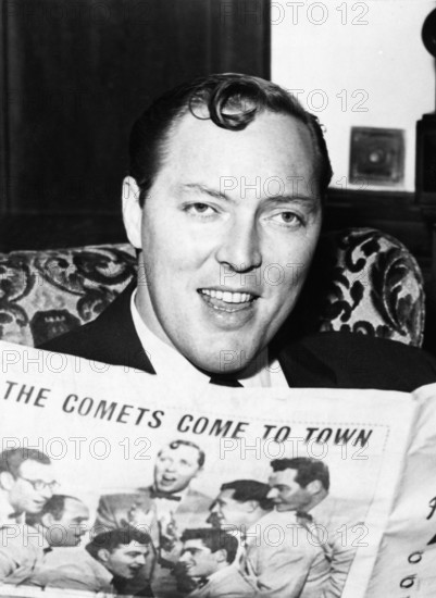 Bill Haley liest in der Zeitung daß er mit seiner Band Comets in die Stadt kommt 1955 Bill Haley