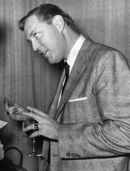 Bill Haley erhält die Goldene Schallplatte für seinen Titel Rock Around The Clock 1955 Bill Haley