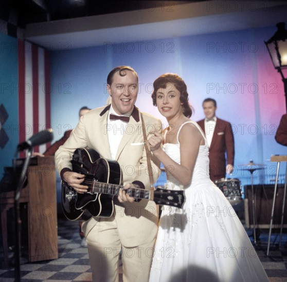 Bildnummer: 54301883 Datum: 01.07.1958 Copyright: imago/United Archives
HIER BIN ICH - HIER BLEIB ICH / BRD 1958 / CATERINA VALENTE und Rock n Roll King BILL HALEY im Musikfilm: Hier bin ich - hier bleib ich , 1958. !AUFNAHMEDATUM GESCHÄTZT! People Film Entertainment kbneg xdp 1958 quadrat Fernsehen Film Musical Musiker Musikfilm Rock n Roll o0 Filmstill
Bildnummer 54301883 Date 01 07 1958 Copyright Imago United Archives here am I here Stay I GERMANY 1958 Caterina Valente and Rock n Roll King Bill Haley in here am I here Stay I 1958 date estimated Celebrities Film Entertainment Kbneg XDP 1958 Square Television Film Musical Musician Rock n Roll o0 Still film
