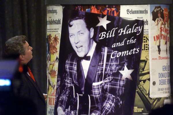 Bildnummer: 51114752 Datum: 12.11.2004 Copyright: imago/MAVERICKS
Mann betrachtet ein Veranstaltungsplakat von - Bill Haley an the Comets - in Rust, Objekte , Personen; 2004, Rust, Männer, Plakat, Plakat, Werbeplakat, Werbeplakate, Veranstaltungsplakate, Werbung, Reklame; , quer, Kbdig, Einzelbild, Deutschland, ,