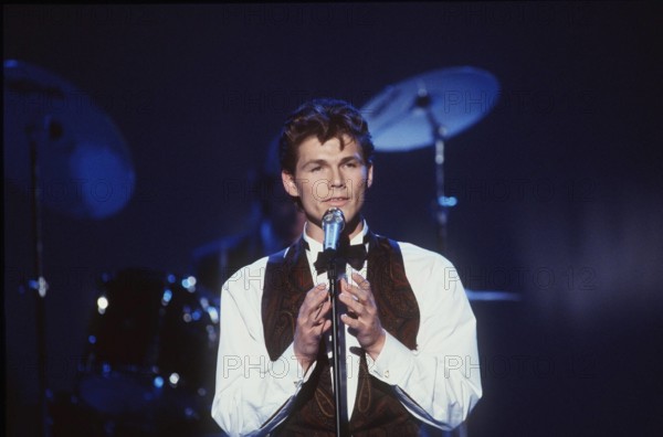 Bildnummer: 56703786 Datum: 01.11.1988 Copyright: imago/teutopress
A-HA (Sänger Morten Harket) 11/88 hör Mann Norwegen Musik Gesang Pop dunkelhaarig kurzhaarig leger Hemd weiß Weste braun gemustert Paisley stehend Bühne Show Studio Kulisse Dekoration Auftritt halb quer lächelnd gestikulierend Mikrophon Aha People x0x xsk 1988 quer Aufmacher
56703786 Date 01 11 1988 Copyright Imago teutopress a Ha Singer Morten Harket 11 88 hearing Man Norway Music Singing Pop dark haired short casual Shirt white Vest Brown patterned Paisley standing Stage Show Studio Backdrop Decoration Appearance half horizontal smiling gesticulating Microphone Aha Celebrities x0x xSK 1988 horizontal Highlight