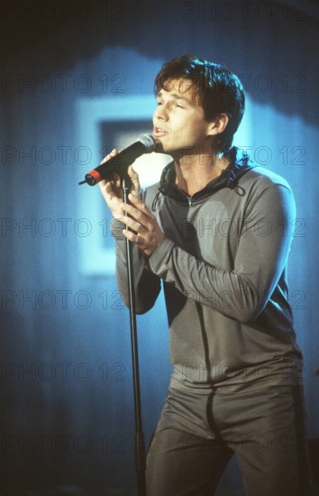 Bildnummer: 56899406 Datum: 25.03.2000 Copyright: imago/teutopress
A-HA (Sänger Morten Harket) 03/00 thg Mann Männer Norwegen Musik Gesang Pop Band Gruppe Popgruppe dunkelhaarig kurzhaarig leger Shirt Schlumpf Hose grau stehend Bühne Show Studio Kulisse Dekoration Auftritt halb hoch Mikrophon festhaltend singend Aha People x0x xsk 2000 hoch Aufmacher
56899406 Date 25 03 2000 Copyright Imago a Ha Singer Morten Harket 03 00 THG Man Men Norway Music Singing Pop Tie Group Pop group dark haired short casual Shirt Schlumpf Trousers grey standing Stage Show Studio Backdrop Decoration Appearance half vertical Microphone festhaltend singing Aha Celebrities x0x xSK 2000 vertical Highlight