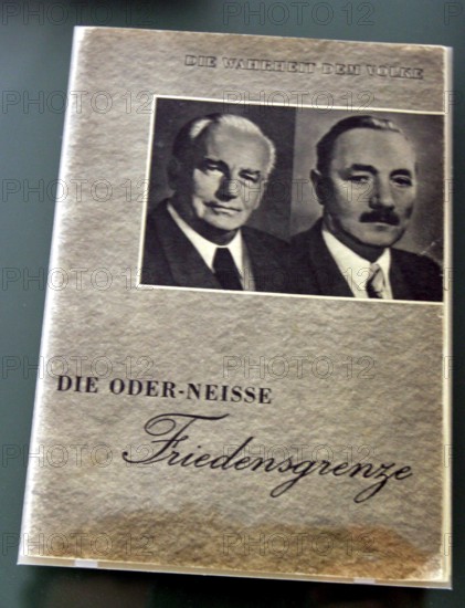 Bildnummer: 51660748 Datum: 11.05.2006 Copyright: imago/Stefan Hässler
Buch - Die Wahrheit dem Volke. Die Oder-Neiße-Friedensgrenze - im Schlesien-Museum Görlitz, Objekte; 2006, Görlitz, Schlesienmuseum, Exponat, Bücher, Grenze, deutsch, polnische, Schriftzug, Titel, Buchtitel; , hoch, Kbdig, Einzelbild, Freisteller, Deutschland, ,
