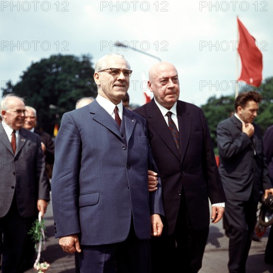Bildnummer: 50084334 Datum: 06.07.1970 Copyright: imago/Werner Schulze
Willi Stoph (li, GDR/Stellvertretender Vorsitzender des Staatsrates) anlässlich der XX-Jahre Oder-Neiße Friedensgrenze Feierlichkeiten, Personen; 1970, Görlitz, Deutsche Demokratische Republik, DDR, Feier, Politiker, Ministerratsvorsitzender, Vorsitzender des Ministerrates, ZK Mitglied, Zentralkomitee SED, Politik, Politiker, Stellvertreter; , Quadrat, Mfdia, Gruppenbild, Randbild, People