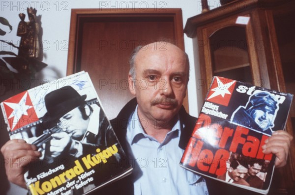 Bildnummer: 56647949 Datum: 01.11.1985 Copyright: imago/teutopress
Konrad Kujau (Fälscher der Hitler-Tagebücher) 11/85 stroe Mann Fälscher Fälschung Tagebuch Tagebücher Bücher angeblich geschrieben von Adolf Hitler Diktator Drittes Reich gefälscht ausserdem Kunstfälschungen Fälschungen gefälschte Kunstwerke Kunstobjekte Kunst Gemälde Bilder grauhaarig kurzhaarig Halbglatze Schnäuzer Brille leger Jacke Strickjacke blau Hemd Jeans stehend Wohnzimmer Zimmer unterlagen Zeitungen Zeitschriften haltend hochhaltend präsentierend Zeitschrift Stern Titel Titelbilder ihn betreffend halb quer nachdenklich traurig um Verzeihung heischend Homestory exklusiv People Kultur Entertainment Shooting 02 xmk x0x 1985 quer
56647949 Date 01 11 1985 Copyright Imago teutopress Konrad Kujau Counterfeiters the Hitler Diaries 11 85 Stroe Man Counterfeiters Fake Diary Diaries Books supposedly written from Adolf Hitler Dictator Third Reich spoofed moreover Art forgeries Counterfeiting fake Works of art Artw...