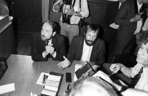 Bildnummer: 56673177 Datum: 01.08.1984 Copyright: imago/teutopress
Gerd Heidemann (li., Journalist) 08/84 chol Gerd Heidemann im August 1984 während des Stern-Prozesses vor der 11. Großen Strafkammer des Hamburger Landgerichts Hamburg Landgericht Gericht Prozess Prozeß Deutschland deutsch Deutscher Mann Medien Journalismus Zeitschrift Illustrierte Magazin Story Skandal Affäre Schwindel Fälschung gefälschte gefälscht Hitlertagebücher Tagebücher Adolf Hitler Reporter Journalist Journalismus Autor Schriftsteller german author writer quer halb sitzend Journalisten Fotografen Presse Medienrummel sw People x0x xsk 1984 quer Aufmacher
56673177 Date 01 08 1984 Copyright Imago teutopress Gerd Heidemann left Journalist 08 84 Chol Gerd Heidemann in August 1984 during the Star Process before the 11 grand Trial Chamber the Hamburg District Court Hamburg District Court Court Process Process Germany German German Man Media Journalism Magazine Illustrated Magazine Story Scandal Affair Dizzines...