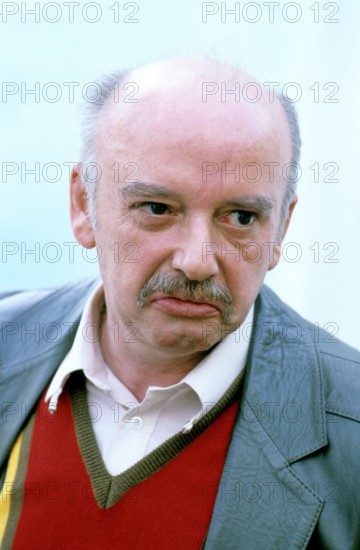 Bildnummer: 56647940 Datum: 01.09.1985 Copyright: imago/teutopress
Konrad Kujau (Fälscher der Hitler-Tagebücher) 09/85 geue Mann Fälscher Fälschung Tagebuch Tagebücher Bücher angeblich geschrieben von Adolf Hitler Diktator Drittes Reich gefälscht ausserdem Kunstfälschungen Fälschungen gefälschte Kunstwerke Kunstobjekte Kunst Gemälde Bilder grauhaarig kurzhaarig Halbglatze Schnäuzer leger Jacke grau Leder Lederjacke Pullover Pullunder rot Hemd stehend draussen Portrait hoch Grimasse abschätzend People Kultur Entertainment Shooting 02 xmk x0x 1985 hoch
56647940 Date 01 09 1985 Copyright Imago teutopress Konrad Kujau Counterfeiters the Hitler Diaries 09 85 Man Counterfeiters Fake Diary Diaries Books supposedly written from Adolf Hitler Dictator Third Reich spoofed moreover Art forgeries Counterfeiting fake Works of art Artworks Art Paintings Images grauhaarig short Halbglatze Schnäuzer casual Jacket grey Leather Leather jacket Sweater Slipovers Red Shirt standing outside Portrait...