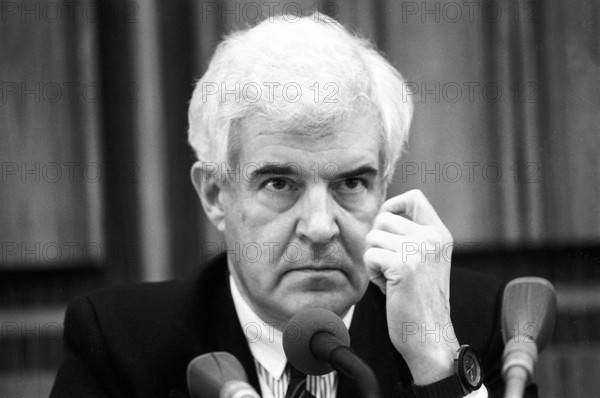 Bildnummer: 55393797 Datum: 26.04.1985 Copyright: imago/Dieter Bauer
Regierungssprecher Peter Boenisch (Deutschland/CDU) in Bonn People Politik 4b kbneg sw xsp 1985 quer Porträt
Bildnummer 55393797 Date 26 04 1985 Copyright Imago Dieter Bauer Government spokesman Peter Boenisch Germany CDU in Bonn Celebrities politics 4B Kbneg black and white xsp 1985 horizontal Portrait
