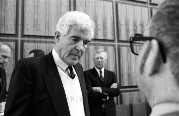 Bildnummer: 55393799 Datum: 26.04.1985 Copyright: imago/Dieter Bauer
Regierungssprecher Peter Boenisch (Deutschland/CDU) in Bonn People Politik 4b kbneg sw xsp 1985 quer
Bildnummer 55393799 Date 26 04 1985 Copyright Imago Dieter Bauer Government spokesman Peter Boenisch Germany CDU in Bonn Celebrities politics 4B Kbneg black and white xsp 1985 horizontal