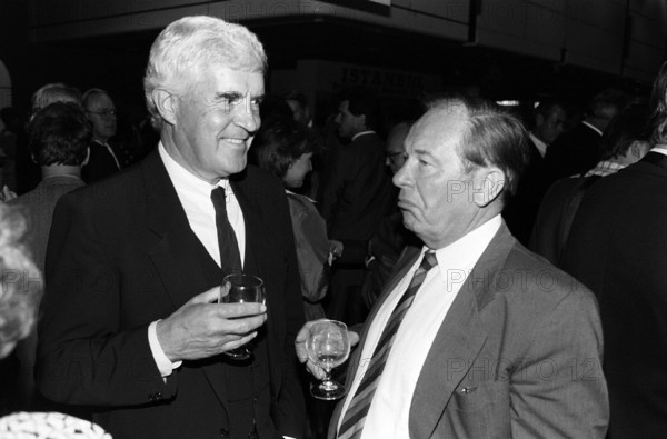 Bildnummer: 56626847 Datum: 01.09.1985 Copyright: imago/teutopress
Peter Boenisch (li.), Reinhard Appel 09/85 stroe Peter Boenisch und Reinhard Appel bei der IFA (Internationale Funkausstellung) in Berlin im September 1985 Mann Journalismus Journalist Presse Medien Printmedien ehemaliger Chefredakteur der Zeitung BILD Welt Welt am Sonntag ehemaliger Regierungssprecher Autor Literatur Kolumnist weißhaarig kurzhaarig seriös festlich feierlich Anzug Jackett Krawatte stehen stehend lächeln lächelnd Glas halten haltend in der Hand sprechen sprechend Gespräch Unterhaltung Redakteur Redaktion Korrespondent Vorsitzender der Bundespressekonferenz Moderator Moderation ZDF Fernsehen TV Rundfunk Intendant Deutschlandfunk dunkelhaarig Halbglatze ernst neutral Querformat quer Portrait halb sw People Kultur Entertainment 01 xmk x0x 1985 quer
56626847 Date 01 09 1985 Copyright Imago teutopress Peter Boenisch left Reinhard Appel 09 85 Stroe Peter Boenisch and Reinhard Appel at the IFA Internati...