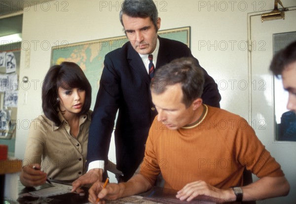 Bildnummer: 51809309 Datum: 02.09.1979 Copyright: imago/Sven Simon
Peter Boenisch (Mitte, GER/Chefredakteur Die Welt) in der Redaktion der - Welt - in Berlin, Personen; 1979, Berlin, Journalist, Redakteur; , quer, Kbdia, Gruppenbild, Medienunternehmen, Wirtschaft, Deutschland, Aktion, People o0 Bönisch; Aufnahmedatum geschätzt