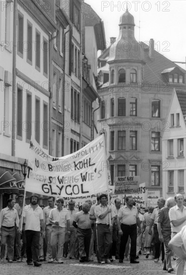 Bildnummer: 55392722 Datum: 14.08.1985 Copyright: imago/Dieter Bauer
Weinskandal - Winzer-Demonstration auf dem Domplatz in Mainz 009 kbneg sw xng 1985 hoch Teilnehmer Totale
Bildnummer 55392722 Date 14 08 1985 Copyright Imago Dieter Bauer Wine scandal Winegrower Demonstration on the Domplatz in Mainz 009 Kbneg black and white xng 1985 vertical Participants long shot
