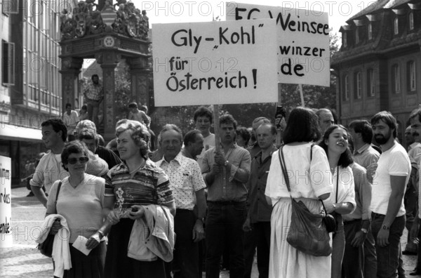 Bildnummer: 55392723 Datum: 14.08.1985 Copyright: imago/Dieter Bauer
Weinskandal - Winzer-Demonstration auf dem Domplatz in Mainz 009 kbneg sw xng 1985 quer Teilnehmer Totale
Bildnummer 55392723 Date 14 08 1985 Copyright Imago Dieter Bauer Wine scandal Winegrower Demonstration on the Domplatz in Mainz 009 Kbneg black and white xng 1985 horizontal Participants long shot