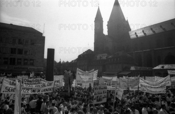 Bildnummer: 55392718 Datum: 14.08.1985 Copyright: imago/Dieter Bauer
Weinskandal - Winzer-Demonstration auf dem Domplatz in Mainz 009 kbneg sw xng 1985 quer Totale Gegenlicht Sonne Kirche Teilnehmer Dom
Bildnummer 55392718 Date 14 08 1985 Copyright Imago Dieter Bauer Wine scandal Winegrower Demonstration on the Domplatz in Mainz 009 Kbneg black and white xng 1985 horizontal long shot Gegenlicht Sun Church Participants Dom