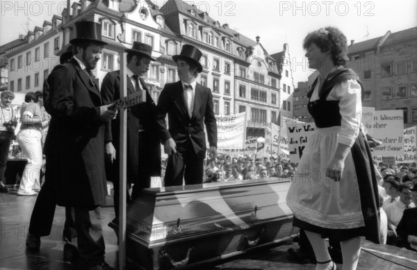 Bildnummer: 55392719 Datum: 14.08.1985 Copyright: imago/Dieter Bauer
Weinskandal - Winzer-Demonstration auf dem Domplatz in Mainz 009 kbneg sw xng 1985 quer Sarg Teilnehmer
Bildnummer 55392719 Date 14 08 1985 Copyright Imago Dieter Bauer Wine scandal Winegrower Demonstration on the Domplatz in Mainz 009 Kbneg black and white xng 1985 horizontal Coffin Participants