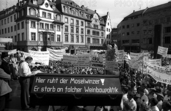 Bildnummer: 55392720 Datum: 14.08.1985 Copyright: imago/Dieter Bauer
Weinskandal - Winzer-Demonstration auf dem Domplatz in Mainz 009 kbneg sw xng 1985 quer Teilnehmer Totale
Bildnummer 55392720 Date 14 08 1985 Copyright Imago Dieter Bauer Wine scandal Winegrower Demonstration on the Domplatz in Mainz 009 Kbneg black and white xng 1985 horizontal Participants long shot