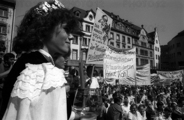 Bildnummer: 55392721 Datum: 14.08.1985 Copyright: imago/Dieter Bauer
Weinskandal - Winzer-Demonstration auf dem Domplatz in Mainz 009 kbneg sw xng 1985 quer Teilnehmer Frau
Bildnummer 55392721 Date 14 08 1985 Copyright Imago Dieter Bauer Wine scandal Winegrower Demonstration on the Domplatz in Mainz 009 Kbneg black and white xng 1985 horizontal Participants Woman