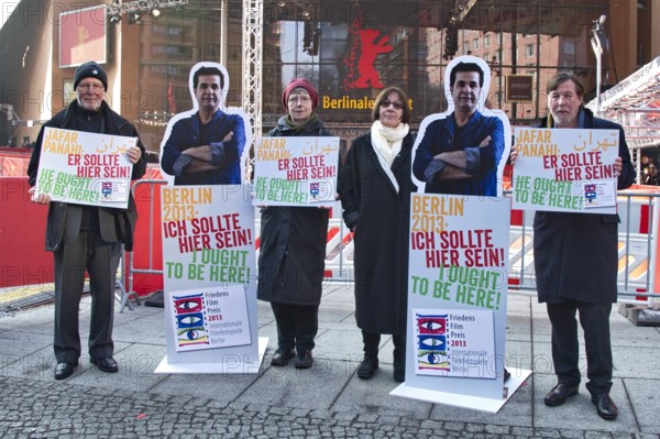 93/ Ich sollte hier sein , Solidaritaetskampagne des Friedensfilmpreises auf der Berlinale für Jafar Panahi, v.l.: Lutz