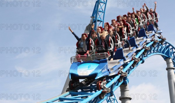 Bildnummer: 58030447 Datum: 18.05.2012 Copyright: imago/MAVERICKS
Jesse RITCH und Fabienne ROTHE, dahinter Joey HEINDLE stellten ihren Mut beim Achterbahnfahren unter Beweis. Die Publikumslieblinge der RTL-Erfolgsshow Deutschland sucht den Superstar im Blue Fire. Die drei Mottoshow-Sänger besuchten deutschlands größten Freizeitpark in Südbaden, amüsierten sich und gaben anschließend eine Autogrammstunde. Europa-Park, Rust am Oberrhein, 18.05.2012 People Kultur Entertainment Musik Pressetermin Shooting xdp x0x 2012 quer DSDS Kandidat Schweiz Sänger Sängerin Musiker Musikerin Kunst Kultur Lied Rock Pop Schlager Gesang Stimme Freizeit Vergnügen Nervenkitzel kreischende Teenager Querformat
58030447 Date 18 05 2012 Copyright Imago Mavericks Jesse Ritch and Fabienne Rothe behind Joey presented theirs Courage the Roller coaster ride under Proof the the RTL Germany searches the Superstar in Blue Fire the Three Mottoshow Singer visited Germany largest An amusement park in South Baden ...