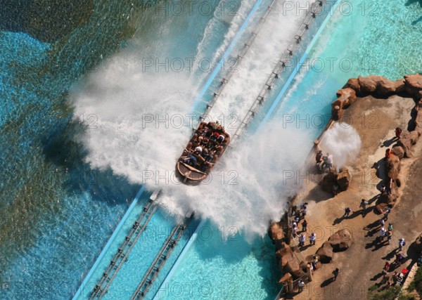 Bildnummer: 51583798 Datum: 12.10.2006 Copyright: imago/Peter Sandbiller
Fahrt mit der Wasser-Achterbahn im Europapark in Rust !ACHTUNG LUFTAUFNAHME 100% HONORARAUFSCHLAG!, Personen , Landschaft; 2006, Rust, Freizeitpark, Freizeitparks, Freizeit, Europa Park; , quer, Kbdig, Totale, Vogelperspektive, Perspektive, Deutschland, , o0 Ausflugsziel, Reisen, Europa, Baden, Württemberg
