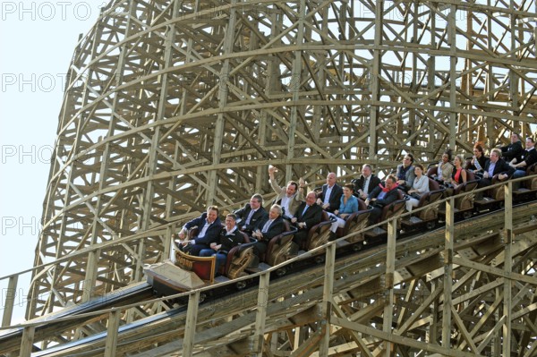 Bildnummer: 57724297 Datum: 28.03.2012 Copyright: imago/Michael Heuberger
Rust, Ortenaukreis, 28.03.2012 Europa Park Pressekonferenz zum Saisonstart des Europapark-Rust sowie Vorstellung der neuen Holzachterbahn WODAN-Timburcoaster (Bild vorne. Parkchef Roland Mack). Europapark-Rust Rust, Saisonpressekonferenz Gesellschaft xsp x2x 2012 quer o0 Freizeitpark, Wirtschaft, Vergnügungspark, Fahrgeschäft, Achterbahn, Holz
57724297 Date 28 03 2012 Copyright Imago Michael Heuberger Rust Ortenaukreis 28 03 2012 Europe Park Press conference to Season start the Europa Park Rust and presentation the New Wooden roller coaster Wodan Picture front Park chief Roland Mack Europa Park Rust Rust Society xsp x2x 2012 horizontal o0 An amusement park Economy Amusement park Ride Roller coaster Wood