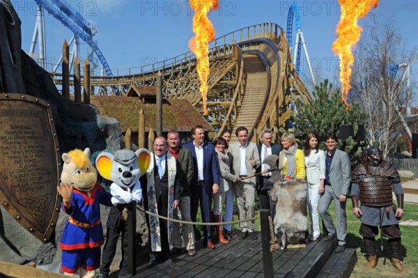 Bildnummer: 57724301 Datum: 28.03.2012 Copyright: imago/Michael Heuberger
Rust, Ortenaukreis, 28.03.2012 Europa Park Pressekonferenz zum Saisonstart des Europapark-Rust sowie Vorstellung der neuen Holzachterbahn WODAN-Timburcoaster (Bild). Europapark-Rust Rust, Saisonpressekonferenz Gesellschaft xsp x2x 2012 quer o0 Freizeitpark, Wirtschaft, Vergnügungspark, Fahrgeschäft, Achterbahn, Holz
57724301 Date 28 03 2012 Copyright Imago Michael Heuberger Rust Ortenaukreis 28 03 2012 Europe Park Press conference to Season start the Europa Park Rust and presentation the New Wooden roller coaster Wodan Picture Europa Park Rust Rust Society xsp x2x 2012 horizontal o0 An amusement park Economy Amusement park Ride Roller coaster Wood