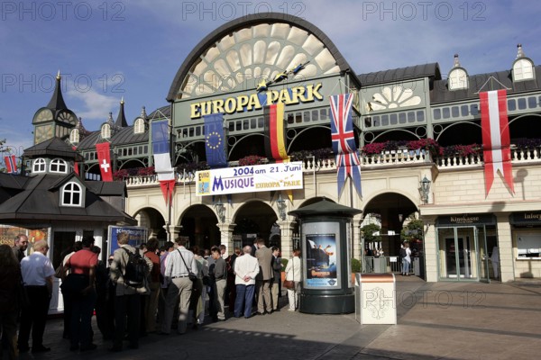 Bildnummer: 50513738 Datum: 21.06.2004 Copyright: imago/Fernando Baptista
Haupteingang zum Europa Park in Rust, Gebäude, außen, Außenansicht , Personen; 2004, Rust, Eingang, Eingänge, Europapark, Freizeitpark, Freizeitparks, Vergnügungspark, Vergnügungsparks, Erlebnispark, Erlebnisparks, Ausflugsziel, Haupteingänge, Wartende, Besucher, Warteschlange, warten, Warteschlangen, anstehen, stehen an; , quer, Kbdig, Totale, Deutschland, , Reisen, Europa