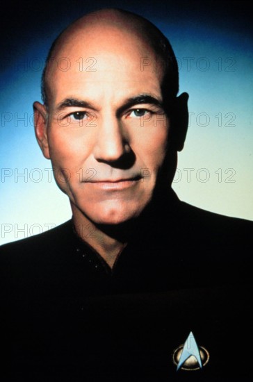 Bildnummer: 54380763 Datum: 16.10.1987 Copyright: imago/United Archives
Raumschiff Enterprise - Das nächste Jahrhundert (1987) Sternzeit 41241.6: Die neue Enterprise ist unter Kommando von Captain Picard auf dem Weg zur Raumstation Farpoint Station , um dort weitere Besatzungsmitglieder an Bord zu nehmen. Auf dem Weg dorthin erscheint Q, ein Wesen , das über außergewöhnliche Kräfte verfügt... Bild: PATRICK STEWART (Captain Jean-Luc Picard) People Entertainment hoch
Bildnummer 54380763 Date 16 10 1987 Copyright Imago United Archives Spaceship Enterprise the next Century 1987 Sidereal time 6 the New Enterprise is under Command from Captain Picard on the Way to Space Station Farpoint Station to there more Crew members to Board to take on the Way there appears Q a Being the above Exceptional Forces has Picture Patrick Stewart Captain Jean Luc Picard Celebrities Entertainment vertical