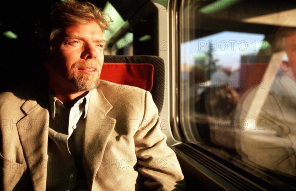 Unternehmer Richard Branson während einer Zugfahrt in England PUBLICATIONxNOTxINxUK